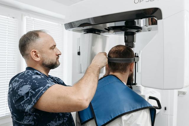 Doktor priprema pacijenta snimiti CBCT rentgen snimak zuba