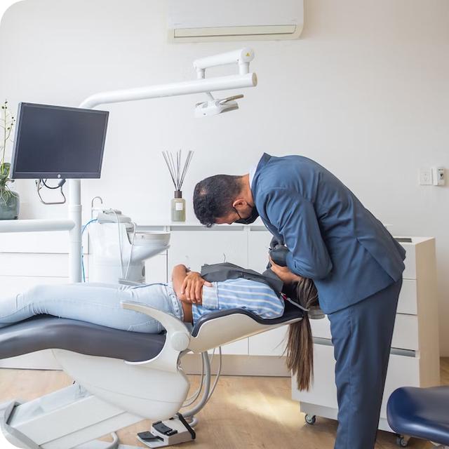 Bajza Dental Studio kartica iza zamagljenog rukovanja