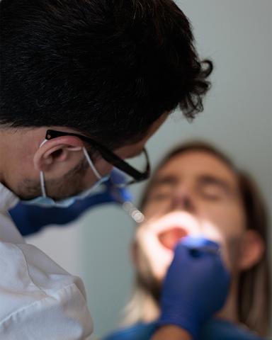 Doktor Bajza radi bezbolan pregled zuba pacijentu na zubarskoj stolici